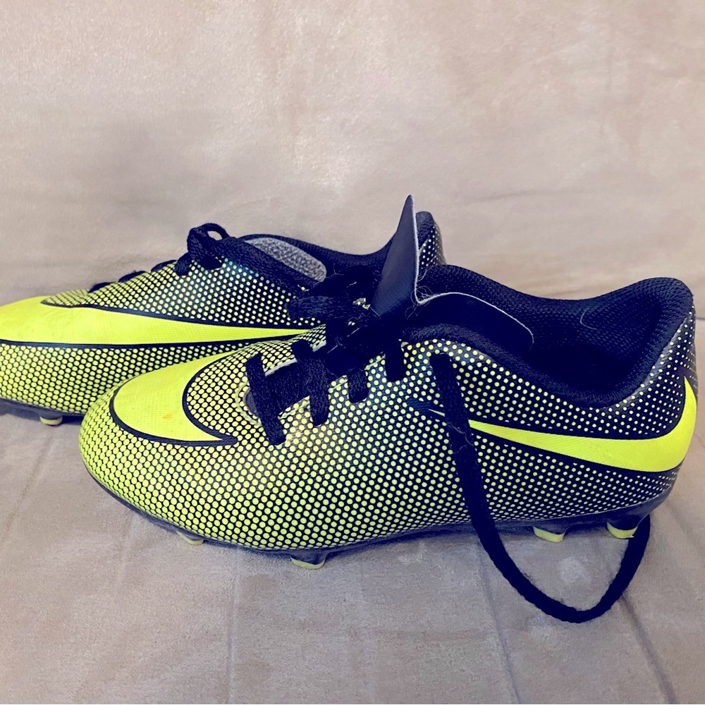 Kids soccer cleats